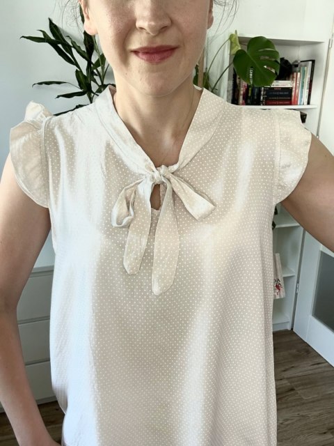 Bluzka z wiązaniem beżowa w kropki moda italia Bluzka z wiązaniem beżowa w kropki moda italia