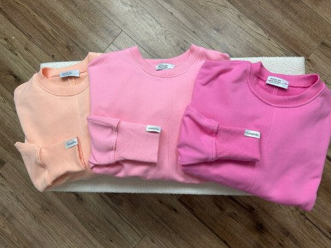 Różowa cukierek bluza oversize bawełniana rozcięcia produkt polski Lenoshka Różowa cukierek bluza oversize bawełniana rozcięcia produkt polski Lenoshka
