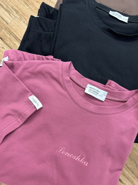 Różowy komplet dresowy bawełniany t-shirt haft kolarki bawełna Lenoshka Różowy komplet dresowy bawełniany t-shirt haft kolarki bawełna Lenoshka