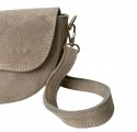 Beżowa zamszowa torebka crossbody zamsz naturalny z klapą Laura Biaggi