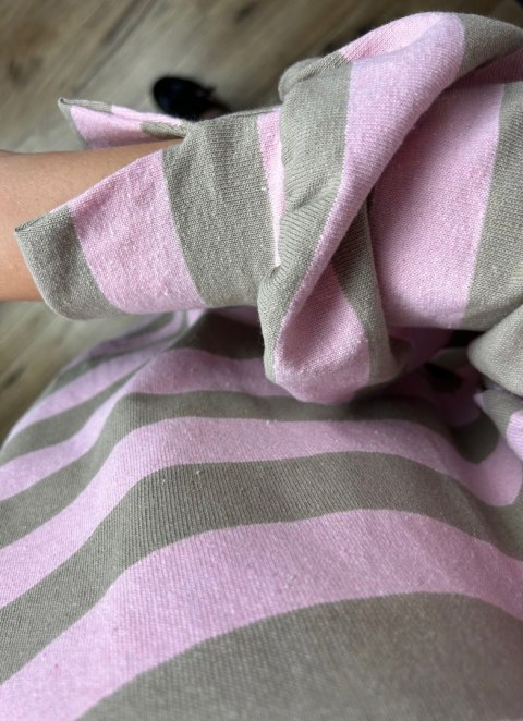 Oversize bluza dzianinowa luźna poziome paski z rozcięciami beż róż Azara - COZY STRIPES