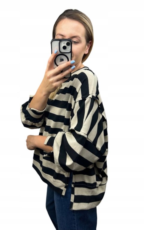 Oversize bluza dzianinowa luźna poziome paski z rozcięciami beżowa Azara - COZY STRIPES Oversize bluza dzianinowa luźna poziome paski z rozcięciami beżowa Azara - COZY STRIPES