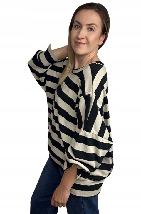 Oversize bluza dzianinowa luźna poziome paski z rozcięciami beżowa Azara - COZY STRIPES Oversize bluza dzianinowa luźna poziome paski z rozcięciami beżowa Azara - COZY STRIPES