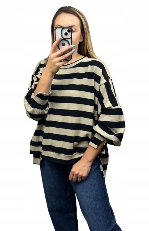 Oversize bluza dzianinowa luźna poziome paski z rozcięciami beżowa Azara - COZY STRIPES Oversize bluza dzianinowa luźna poziome paski z rozcięciami beżowa Azara - COZY STRIPES