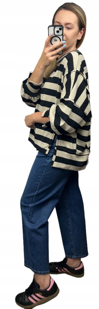 Oversize bluza dzianinowa luźna poziome paski z rozcięciami beżowa Azara - COZY STRIPES Oversize bluza dzianinowa luźna poziome paski z rozcięciami beżowa Azara - COZY STRIPES