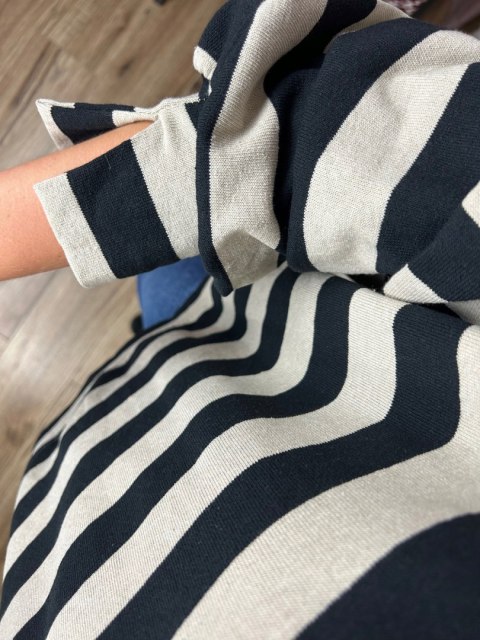 Oversize bluza dzianinowa luźna poziome paski z rozcięciami beżowa Azara - COZY STRIPES Oversize bluza dzianinowa luźna poziome paski z rozcięciami beżowa Azara - COZY STRIPES