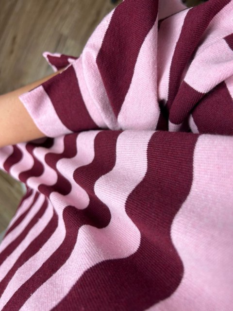 Oversize bluza dzianinowa luźna poziome paski z rozcięciami bordo róż Azara - COZY STRIPES Oversize bluza dzianinowa luźna poziome paski z rozcięciami bordo róż Azara - COZY STRIPES