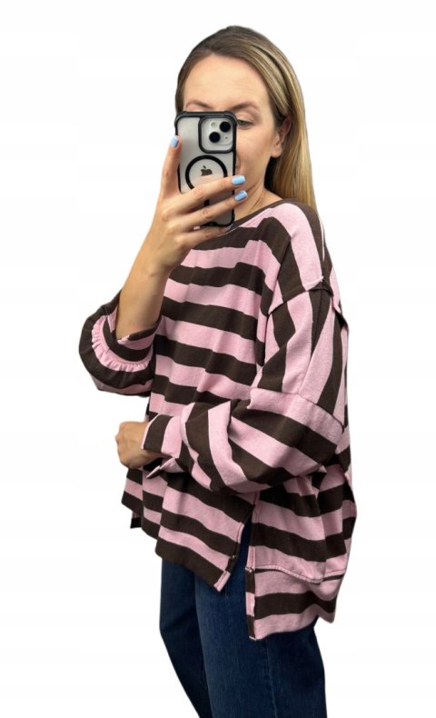 Oversize bluza dzianinowa luźna poziome paski z rozcięciami brąz róż Azara - COZY STRIPES Oversize bluza dzianinowa luźna poziome paski z rozcięciami brąz róż Azara - COZY STRIPES