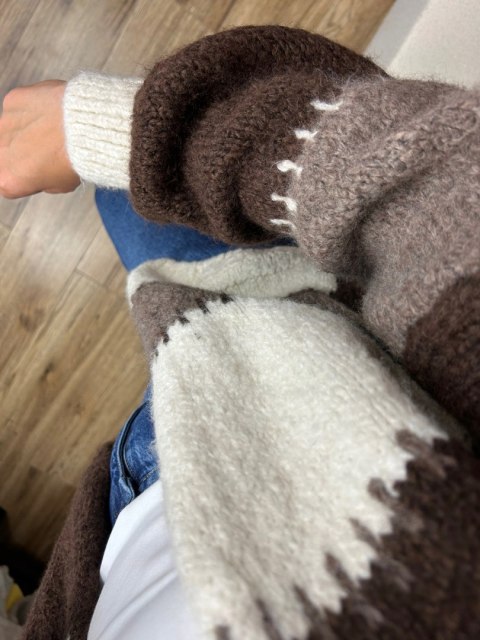 Sweter kardigan oversize bufiaste rękawy brąz czekolada beż wzorzysty - COLOR PATCH Sweter kardigan oversize bufiaste rękawy brąz czekolada beż wzorzysty - COLOR PATCH