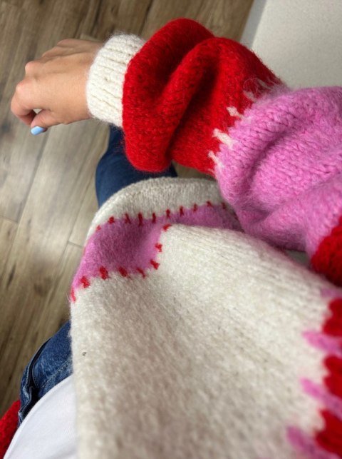 Sweter kardigan oversize bufiaste rękawy różowy czerwony śmietana wzorzysty - COLOR PATCH Sweter kardigan oversize bufiaste rękawy różowy czerwony śmietana wzorzysty - COLOR PATCH