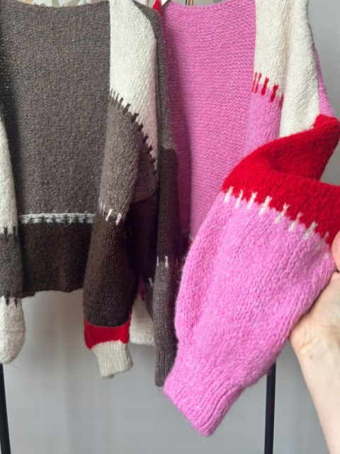 Sweter kardigan oversize bufiaste rękawy różowy czerwony śmietana wzorzysty - COLOR PATCH Sweter kardigan oversize bufiaste rękawy różowy czerwony śmietana wzorzysty - COLOR PATCH