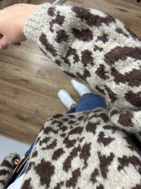 Czekoladowy sweter kardigan panterka pantera cętki szersze rękawy beżowy- LEO CARDI