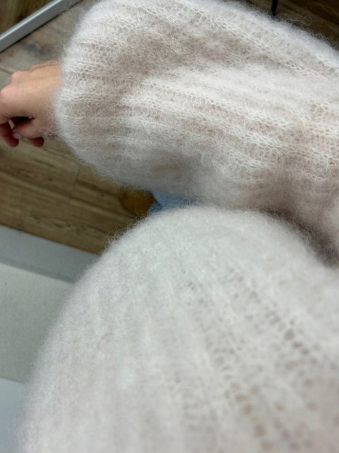 Sweter jasny beż puszysty kid moher prążek szerokie rękawy dzwonki moherowy- SOFT BELL