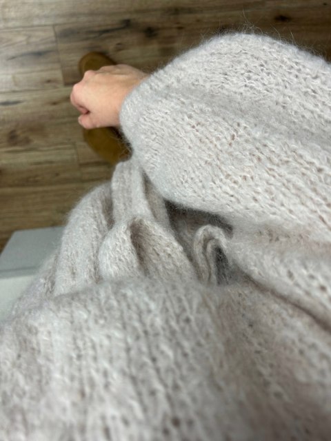Sweter kardigan z wiązaniem w pasie moher moherowy kieszenie jasny beż- NUVOLA
