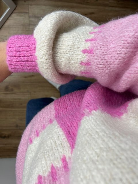 Sweter oversize bufiaste rękawy luźny patch wzorzysty różowy śmietanka- PATCHY