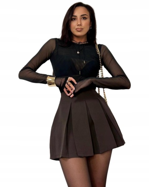 Modelka w czekoladowych spódnico-spodenkach plisowanych La Milla – widok z przodu