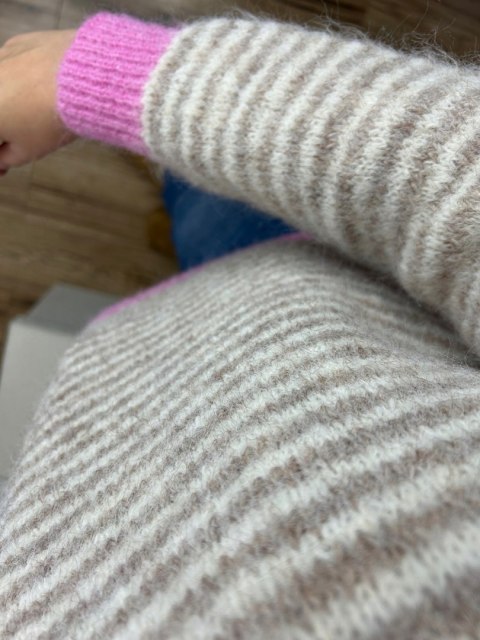 Sweter z wiskozą wełną w poziome paski luźny beżowy różowy śmietanka- MARINA