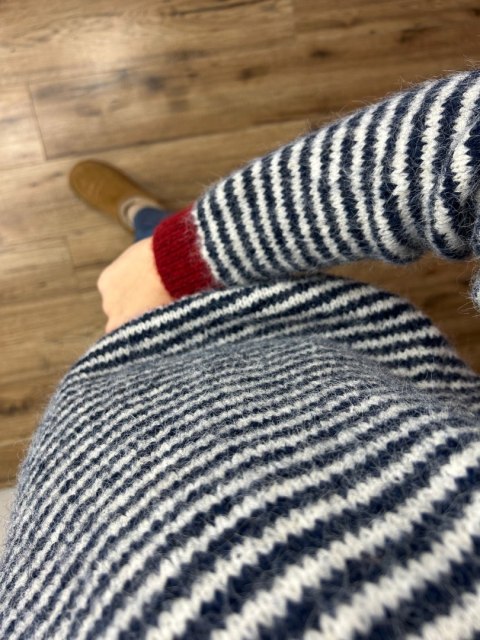 Sweter z wiskozą wełną w poziome paski luźny granatowy czerwony- MARINA