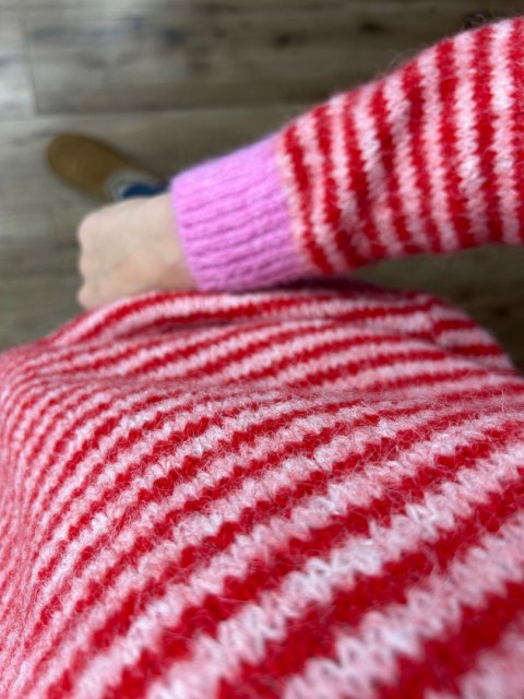 Sweter z wiskozą wełną w poziome paski luźny różowy czerwony- MARINA