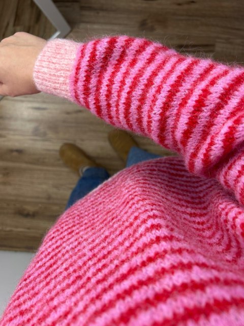 Sweter z wiskozą wełną w poziome paski luźny różowy czerwony- MARINA