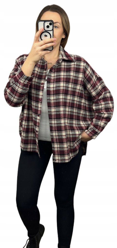 Koszula flanelowa damska bordo – przód stylizacji rozpięta koszula
