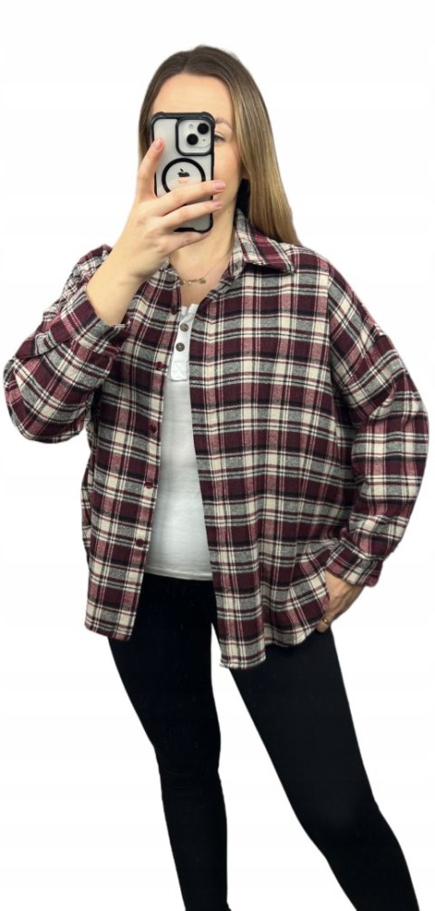 Koszula flanelowa damska bordo – przód stylizacji zapięta koszula