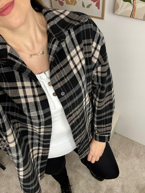 Koszula oversize flanelowa beżowa – materiał z bliska