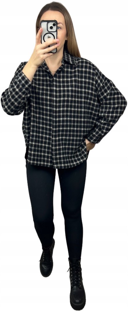 Koszula flanelowa czarna beżowa – pełna sylwetka  zapięta koszula