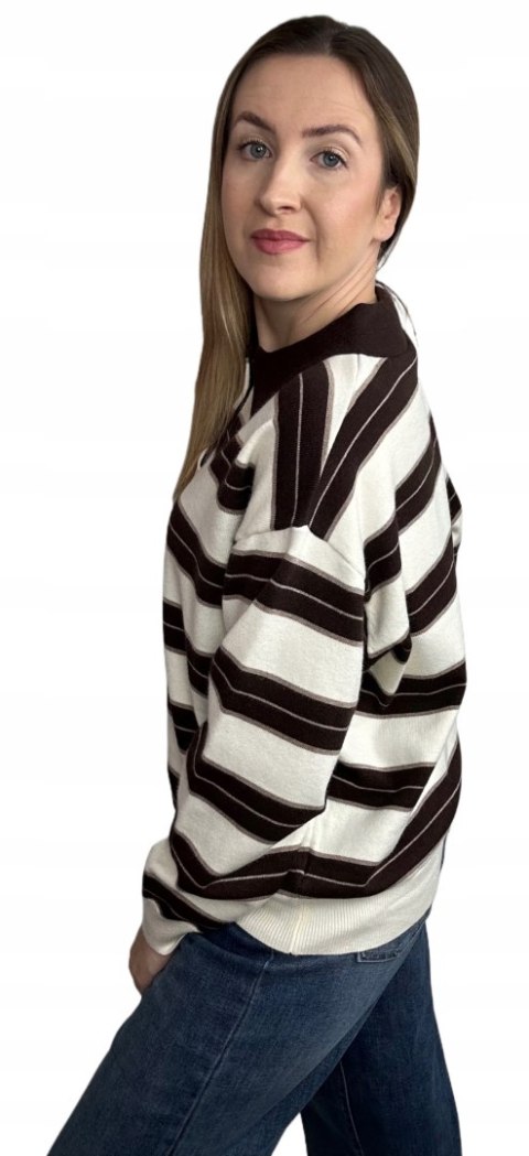 Kremowy sweter w paski – sylwetka z bok