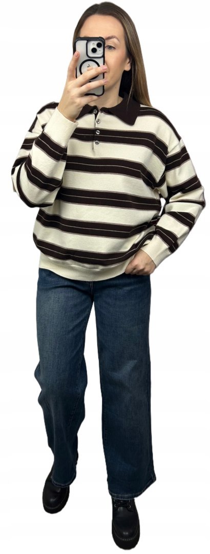 Kremowy sweter polo w paski – przód, ręka w kieszeni, J.Two Woma