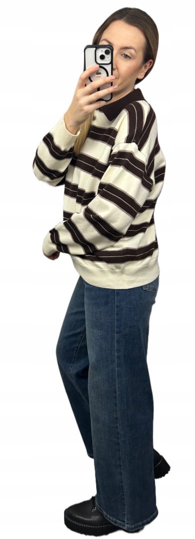 Kremowy sweter w paski – sylwetka z bok