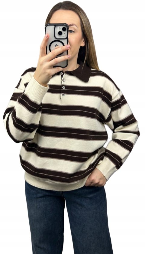 Kremowy sweter polo w paski – pełna stylizacja, selfi