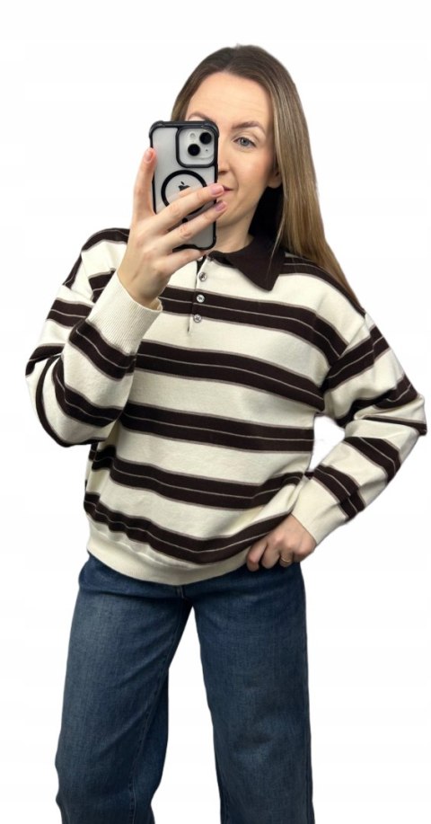 Kremowy sweter polo damski w brązowe paski – selfie, Modny Zakątek Szaf