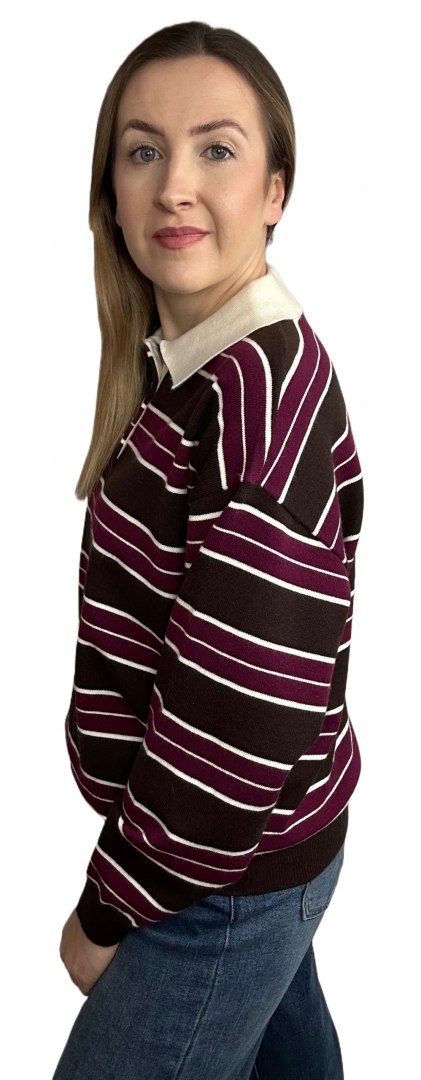 Bordowy sweter polo damski – sylwetka z boku