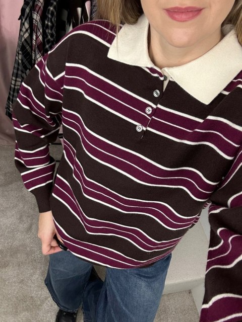 Bordowy sweter w paski – selfie