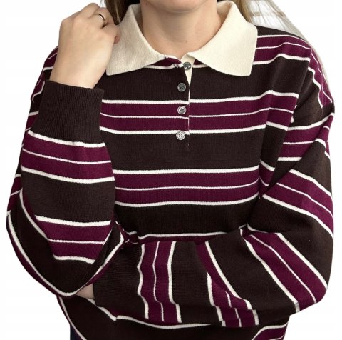 Bordowy sweter w paski – ujęcie z góry na kołnierzyk i paski