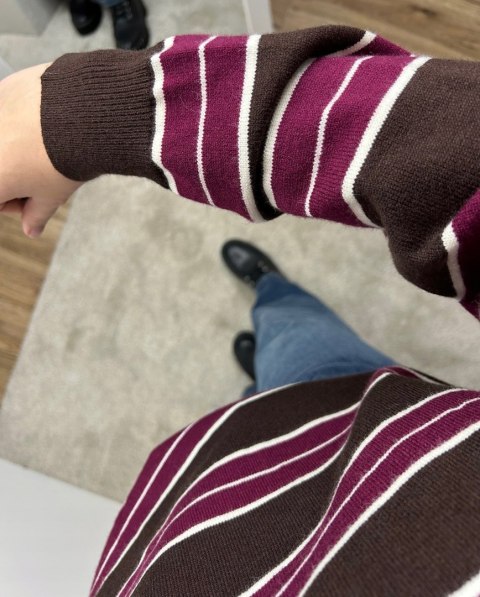 .Bordowy sweter polo damski – zbliżenie