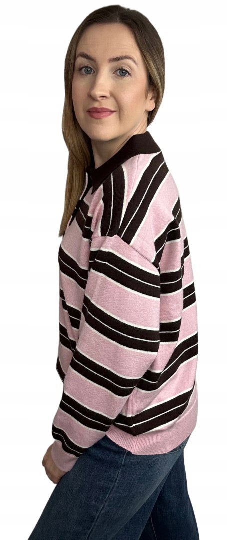 Różowy sweter w paski – sylwetka z boku, Modny Zakątek Szafy