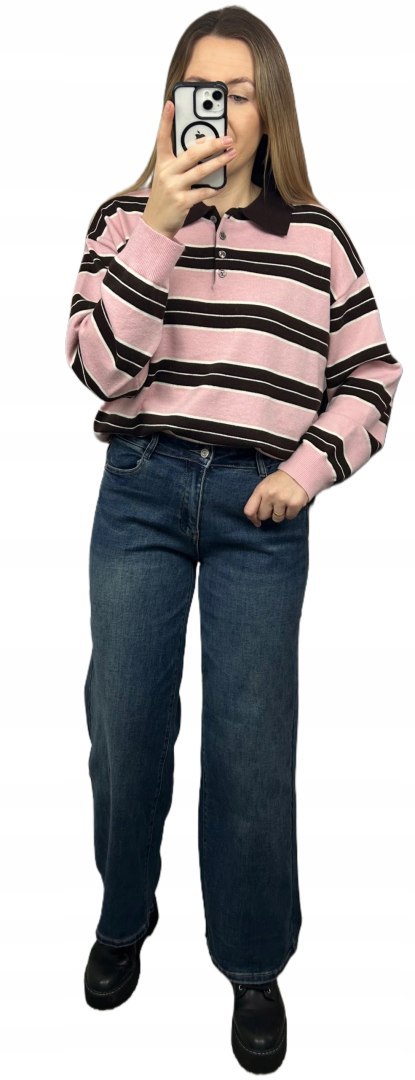 Różowy sweter polo damski – cała sylwetka na białym tle