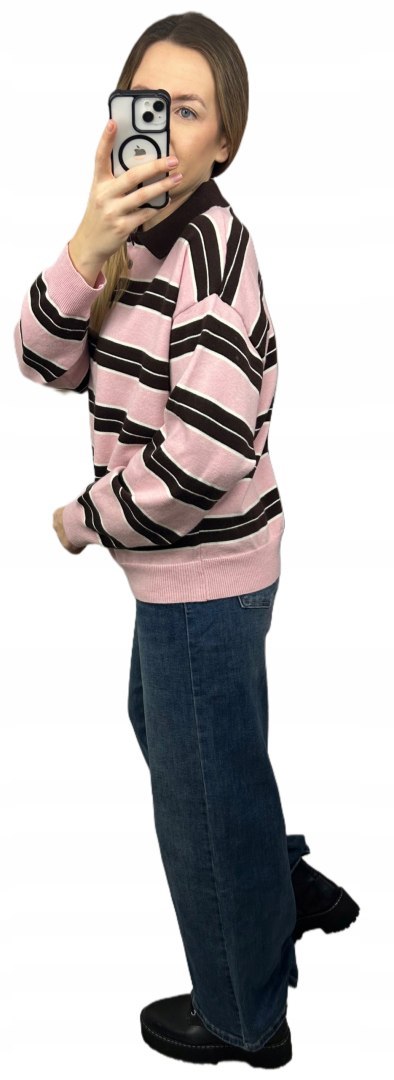 Różowy sweter w paski – sylwetka z boku, Modny Zakątek Szafy