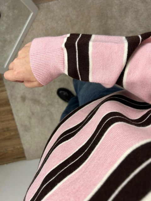 Różowy sweter polo w paski – detal rękawa i faktura dzianiny