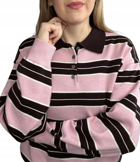 Różowy sweter polo damski – zbliżenie kołnierzyka i guzików