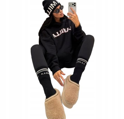 Czarne skarpety LAMILLA logo na modelce selfie