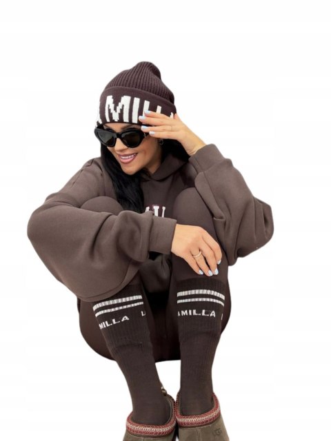 Czekoladowe skarpety LA MILLA logo na modelce selfie