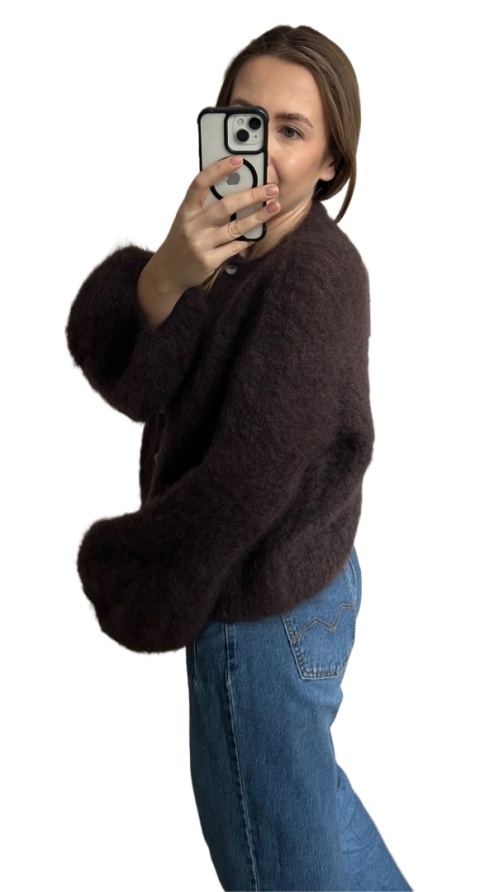 sweter SOFT BELL czekoladowy bokiem