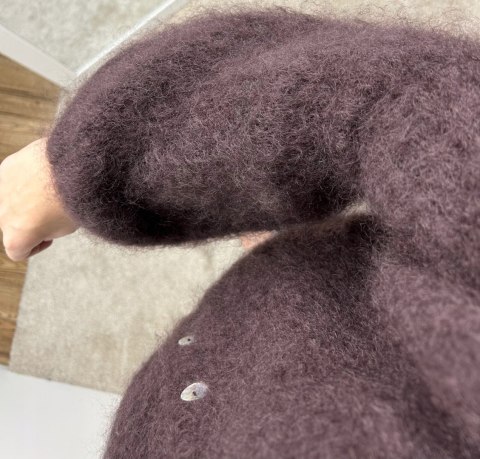 detal materiału swetra SOFT BELL czekoladowy