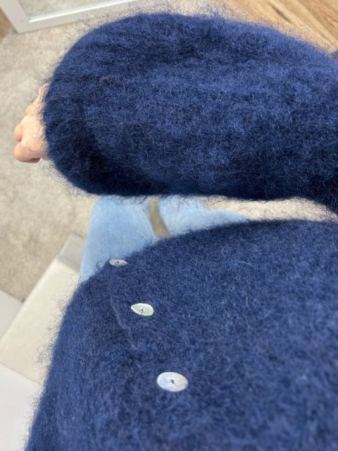 detal materiału swetra SOFT BELL granatowy