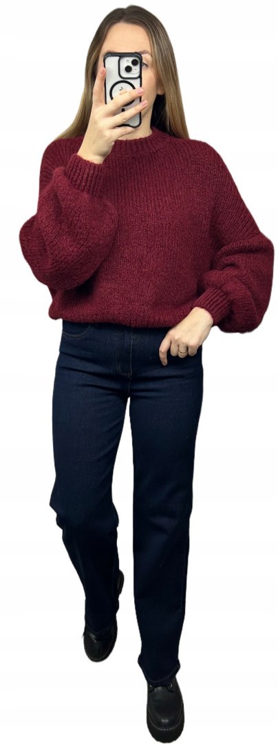stylizacja bordowy sweter CLOUDY i jeansy