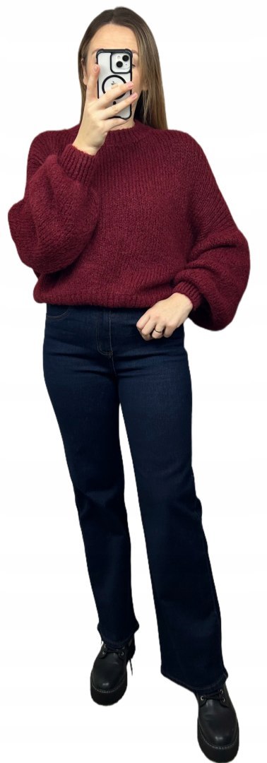sweter CLOUDY bordo w ruchu, codzienna stylizacja