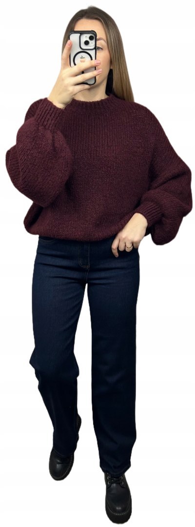 stylizacja burgundowy sweter CLOUDY i jeansy